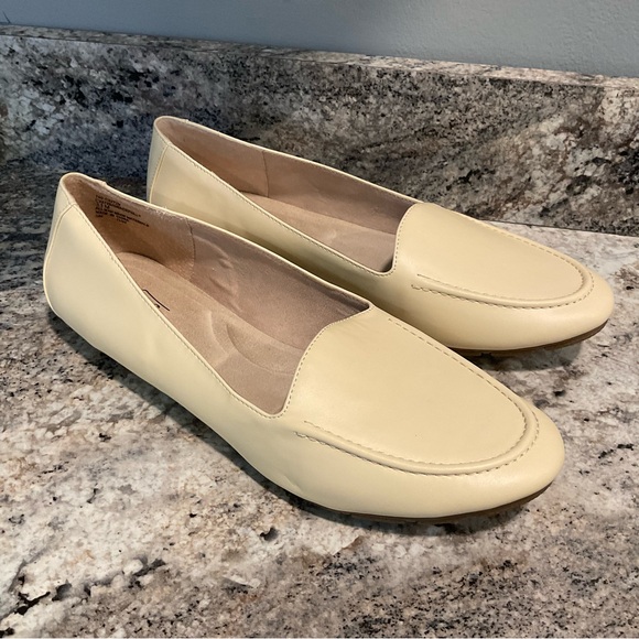 White Mountain Cliffs Womens Size 11M Gracefully Flat Loafer Shoes CREAM Color - Picture 1 of 11